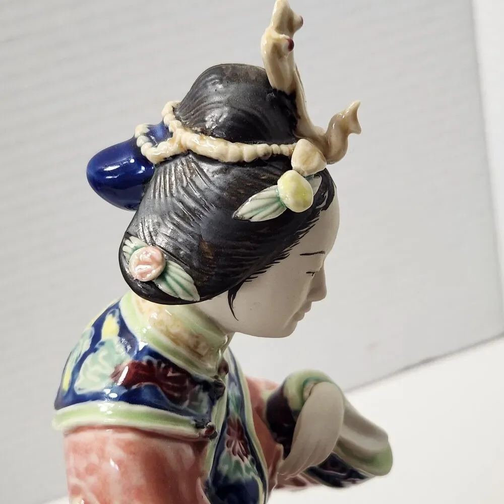 Shiwan Chinese Wucai Porcelain Seated Court Lady Figurine Moving Bracelet #75